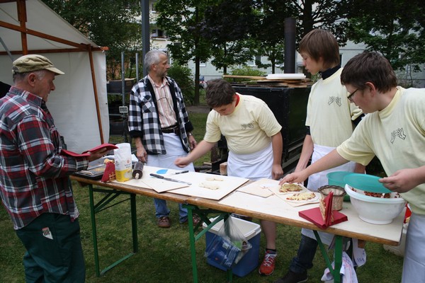 Schüler bereiten Flammkuchen zu